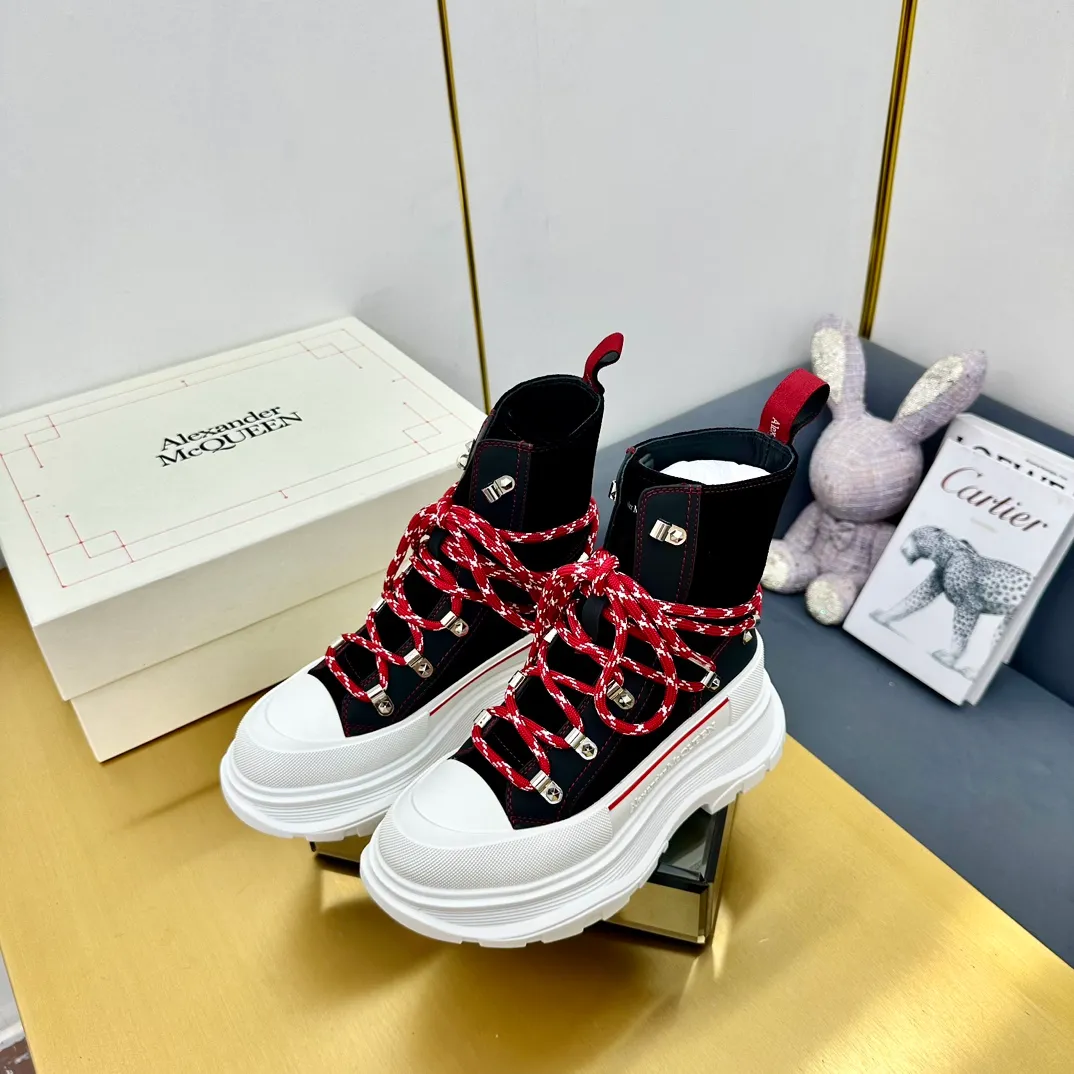 👟👟Ex-factory price 680👟👟 Alexander McQueen's latest thick-soled Martin boots, original 1:1 development, outsole original open-film TPU sole, fabric full-grain cowhide + high mercerized cowhide, lining sheepskin original hardware carabiner bottom height 5cm Size: #35-40 39-45